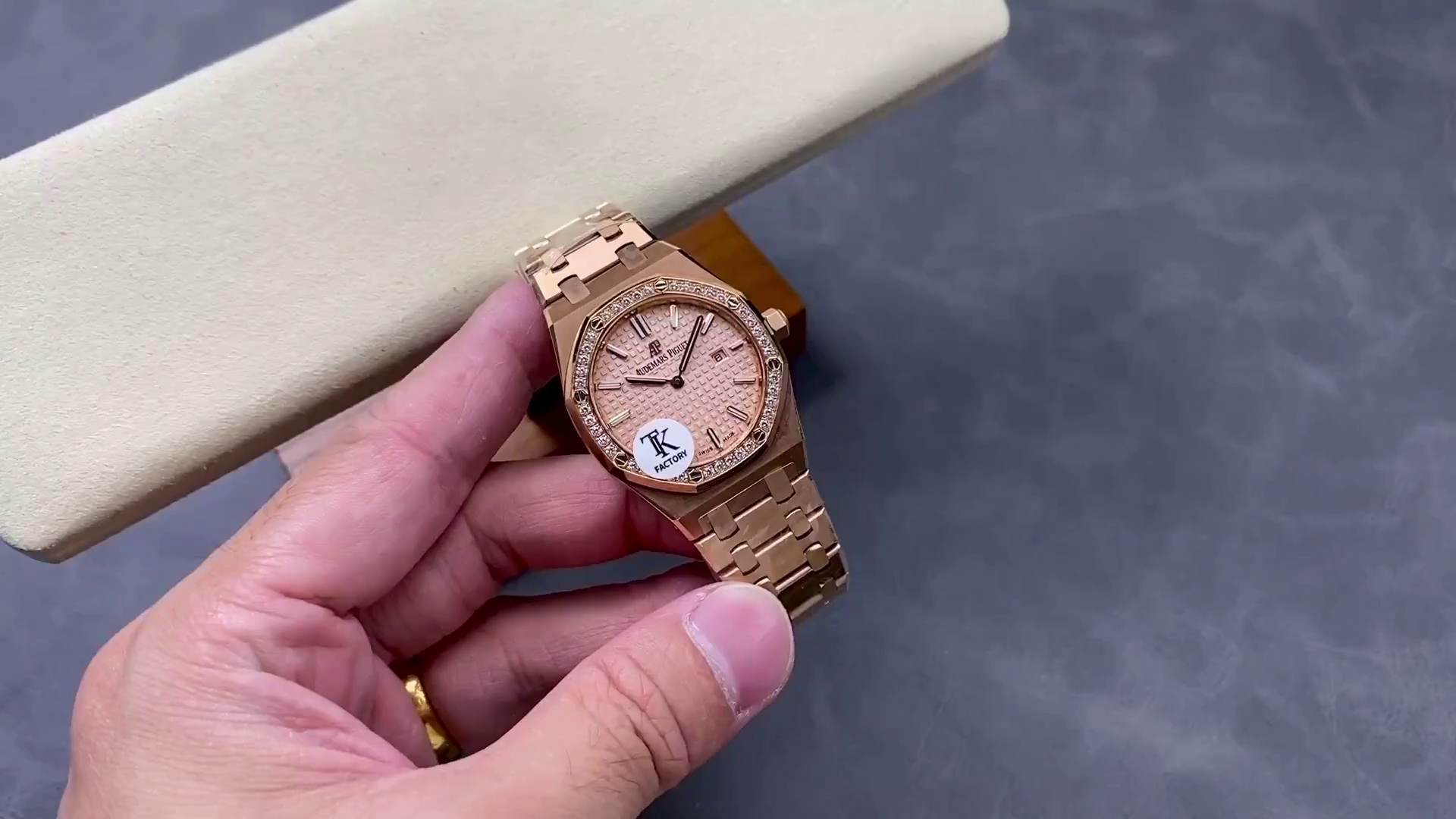 Replica AP Royal Oak Quartz 33mm Pink Dial 67651OR.ZZ.1261OR.03 - QualitySwissReplica