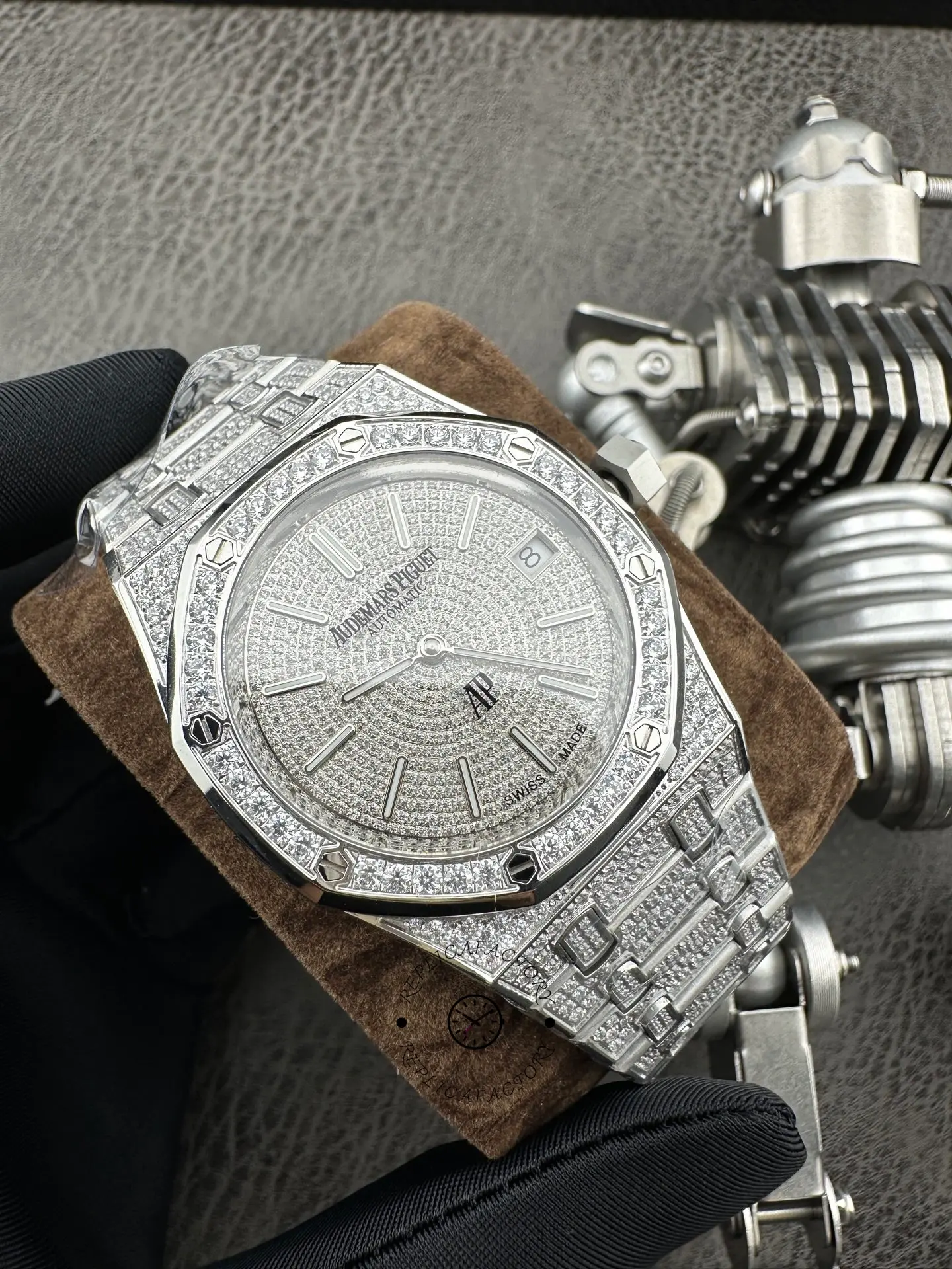 AP Replica Royal Oak 15202BC.ZZ.1241BC.01 Extra-Thin Diamond-Set - QualitySwissReplica