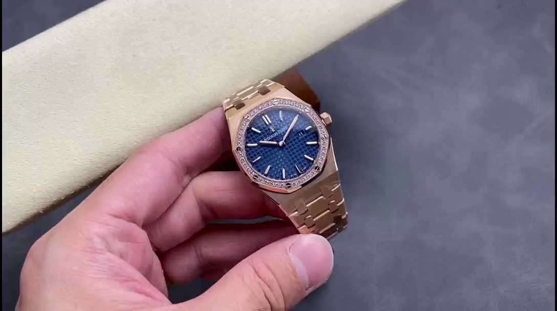 AP 67651OR.ZZ.1261OR.02 Royal Oak Quartz Replica 33 Diamond-Set - QualitySwissReplica