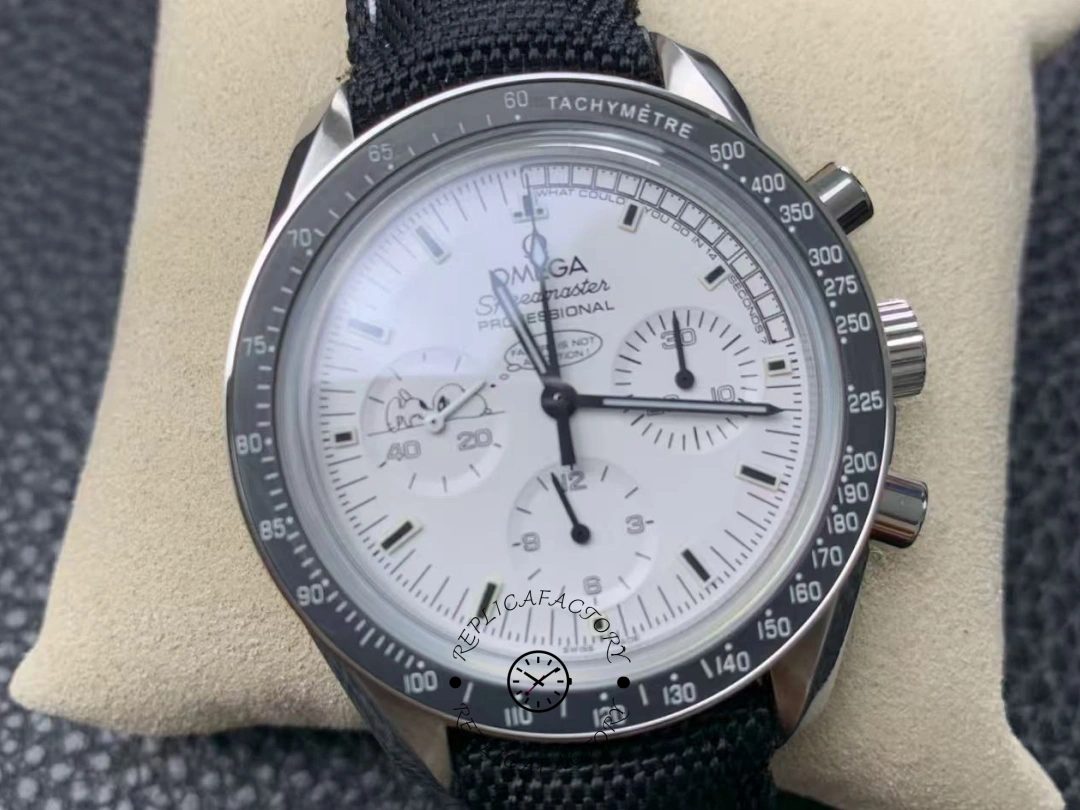 Omega Speedmaster Moonwatch Silver Snoopy Anniversary 311.32.42.30.04.003 Replica - QualitySwissReplica