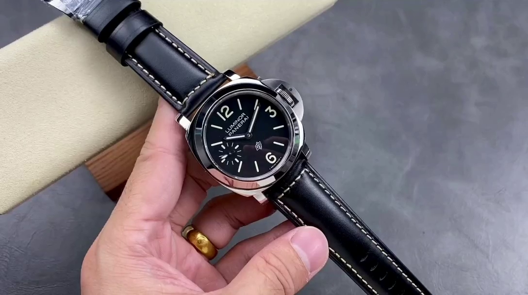 Panerai Luminor 44 Logo PAM01084 Replica Black Leather Strap - QualitySwissReplica