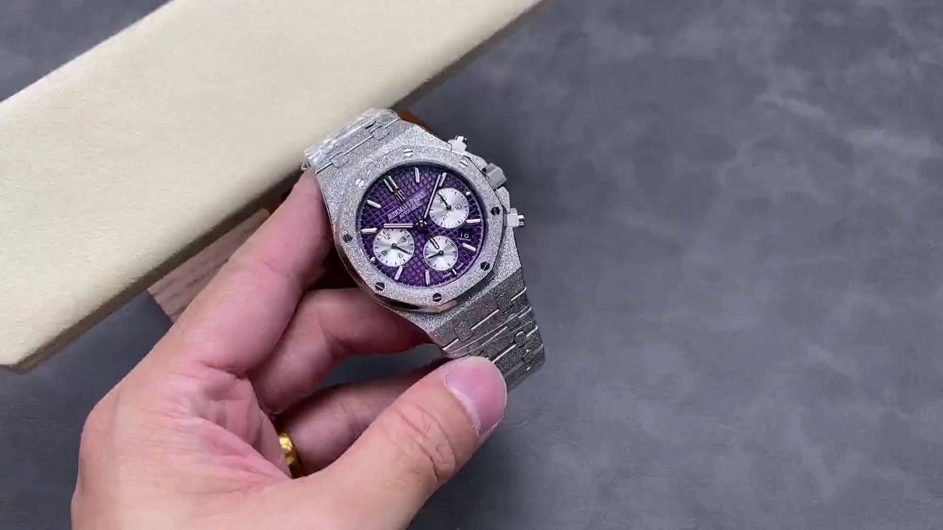 AP Royal Oak Frosted White Gold Purple Dial 26331BC.GG.1224BC.01 Replica - QualitySwissReplica