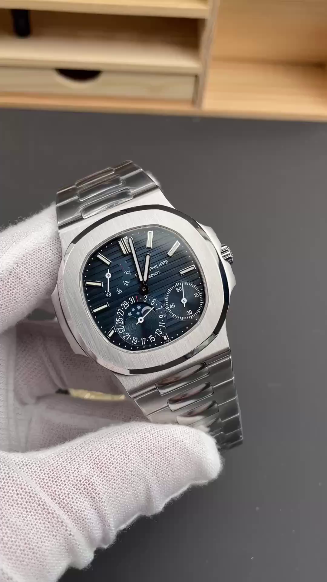 Replica Patek Philippe Nautilus 5712 1A 001 40mm Mens Watch - QualitySwissReplica