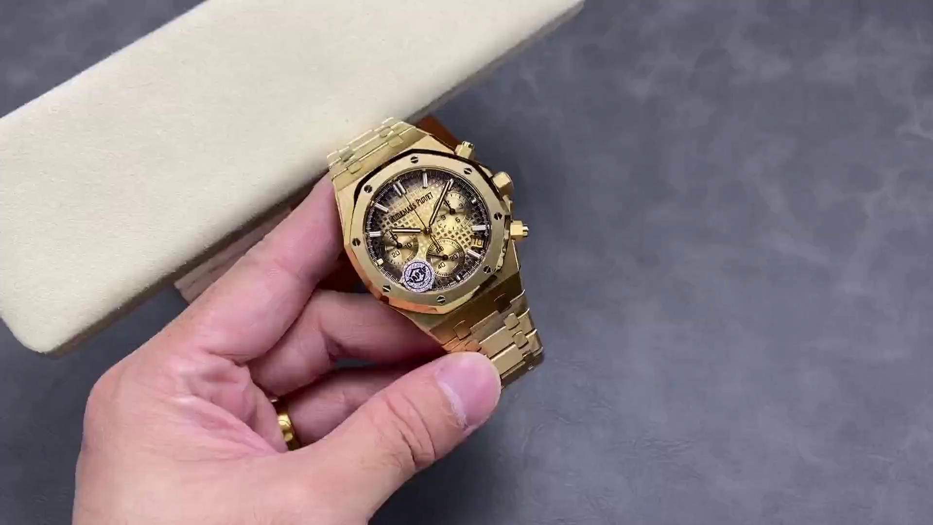 Replica AP Royal Oak Chronograph 41 26240BA.OO.1320BA.02 Yellow Gold - QualitySwissReplica