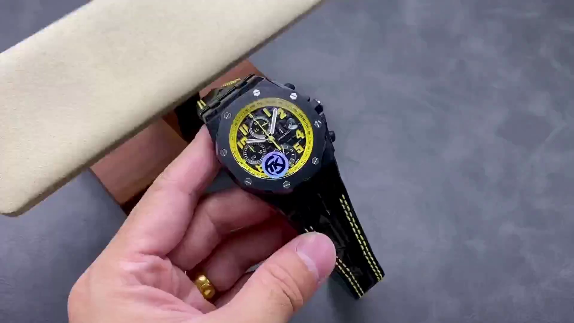 AP Royal Oak Offshore Chronograph 42 BumbleBee 26176FO.OO.D101CR.01 Replica - QualitySwissReplica