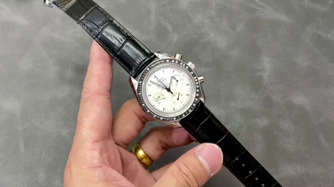 Omega Speedmaster Moonwatch Silver Snoopy Anniversary 311.32.42.30.04.003 Replica - QualitySwissReplica