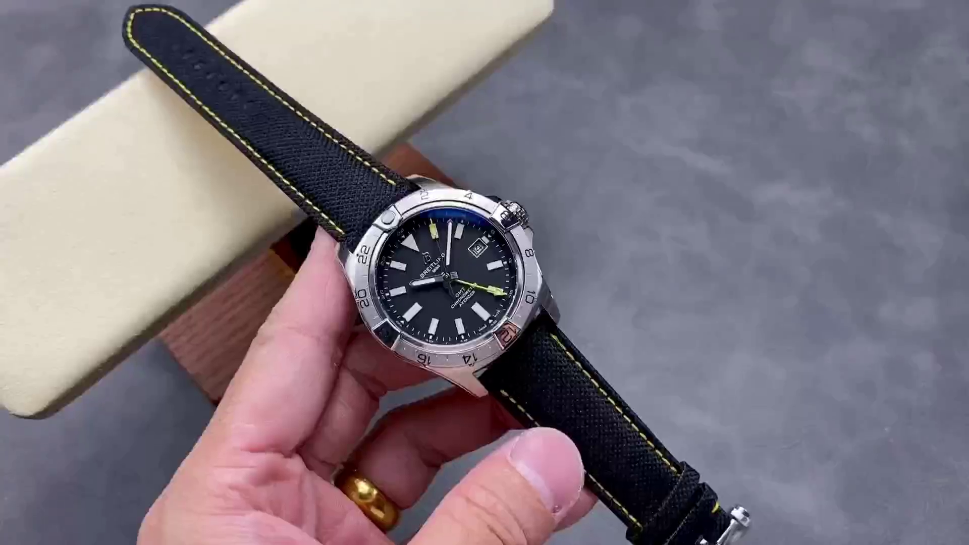 Breitling Avenger GMT 44MM Yellow Pointer A32320101B1X1 Replica - QualitySwissReplica