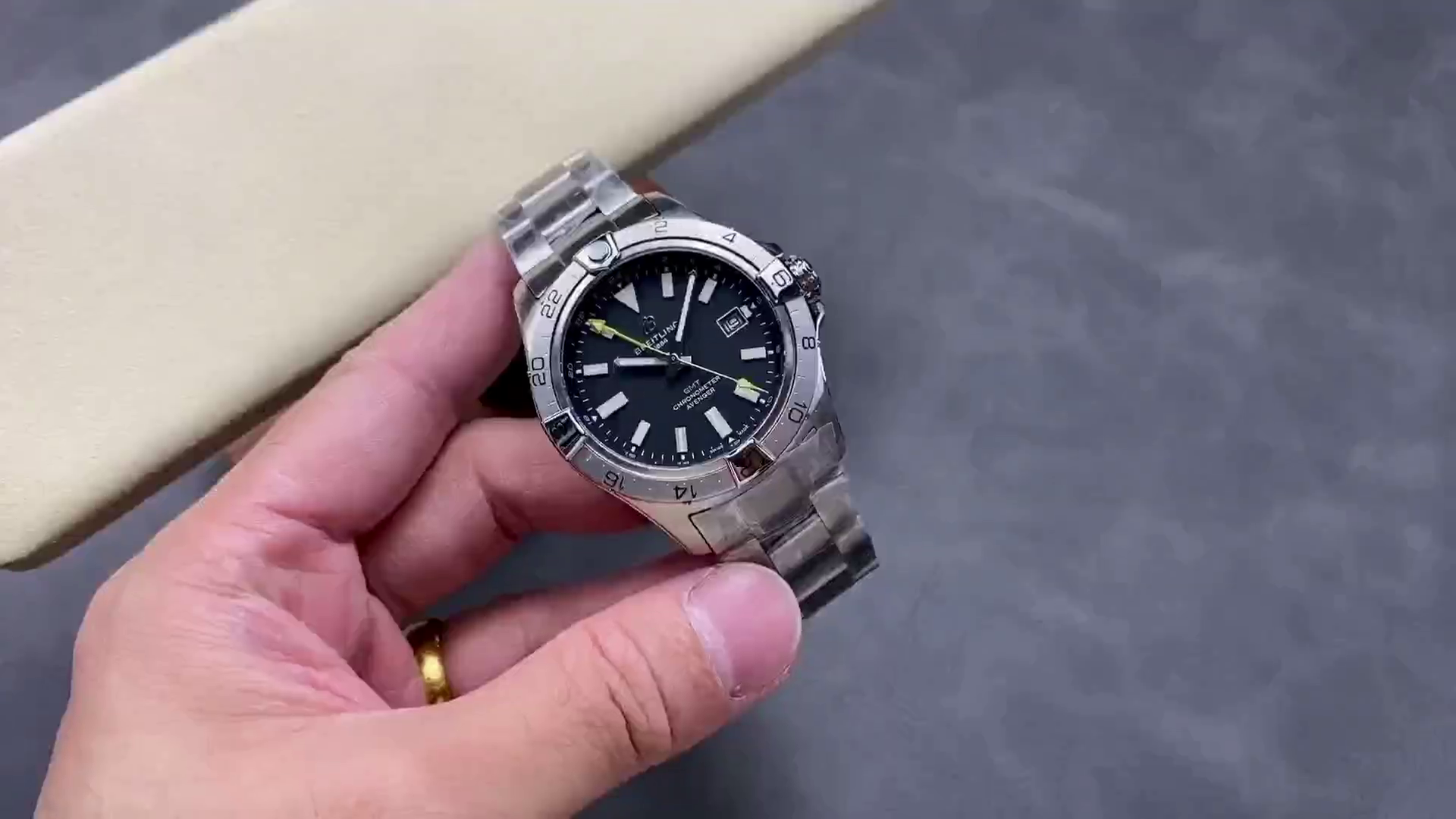 Breitling Avenger GMT 44MM Yellow Pointer A32320101B1A1 Replica - QualitySwissReplica