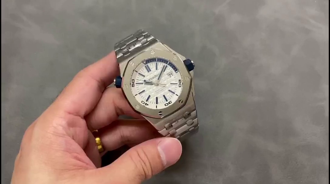 AP Replica 15710ST.OO.A010CA.01 Royal Oak Offshore Diver 42 White Dial - QualitySwissReplica