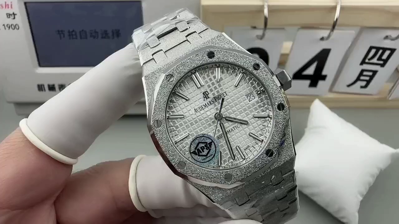AP Royal Oak 41 Frosted White Gold Replica 15410BC.GG.1224BC.01 Silver Dial - QualitySwissReplica