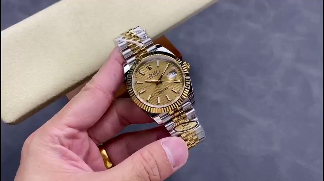 Rolex Datejust 126233 Champagne Motif dial Fluted Bezel 36MM Unisex Replica Watch - QualitySwissReplica
