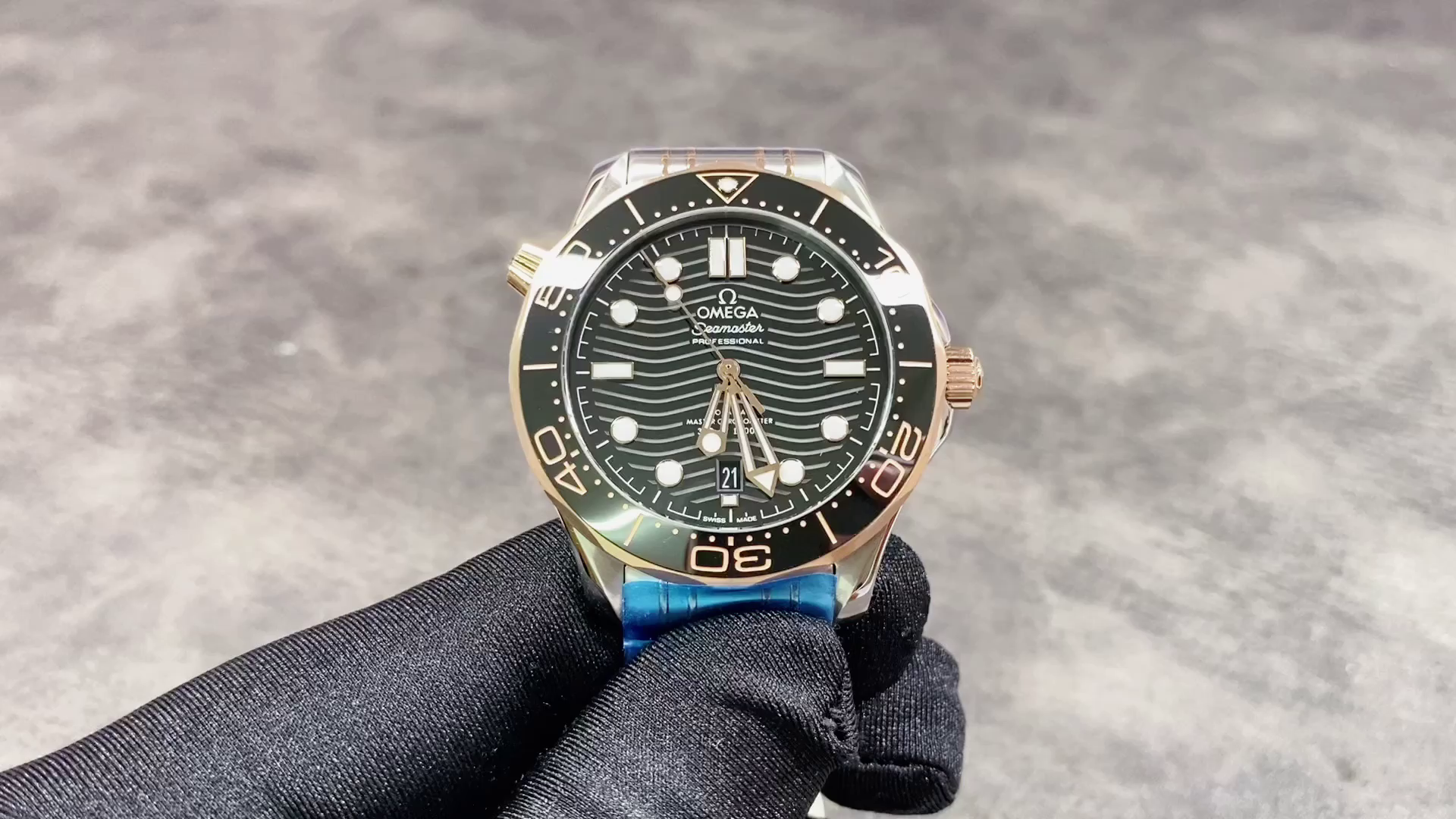 Omega Replica Seamaster Diver 300M 210.20.42.20.01.001 42mm Two-Tone Bracelet - QualitySwissReplica