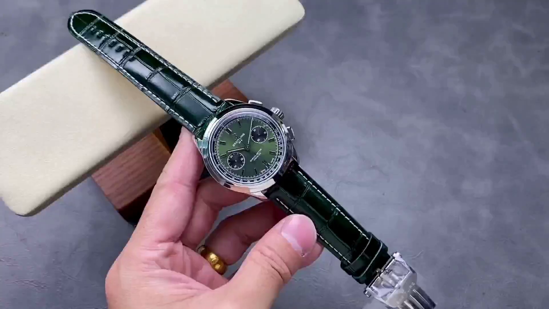 Breitling Premier B01 Chronograph 42 Bentley British Racing Green AB0118A11L1X1 Replica Watch - QualitySwissReplica