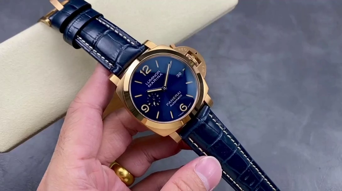 Panerai PAM01114 Replica Luminor Marina Goldtech Blue Dial 44mm Arabic - QualitySwissReplica