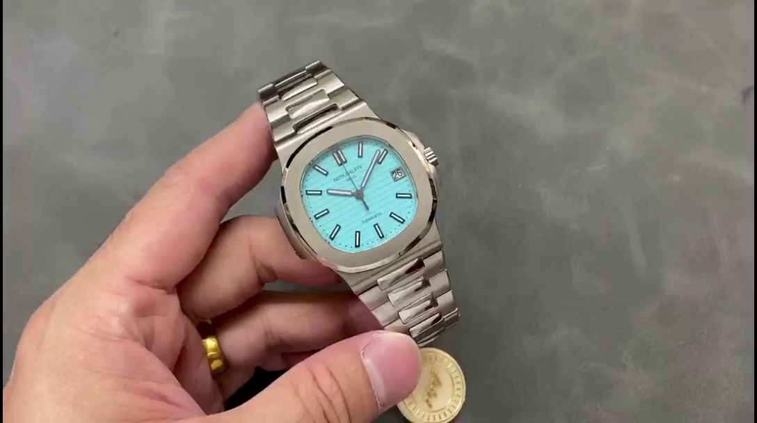 Replica Patek Philippe Nautilus 5711 1A 018 Green Dial 40mm Mens Watch - QualitySwissReplica