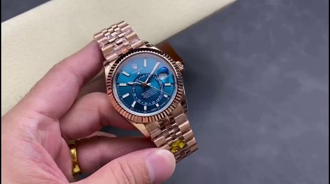 Rolex Sky Dweller 42 Everose Gold Blue Green Dial m336935 0005 Men's Watch - QualitySwissReplica