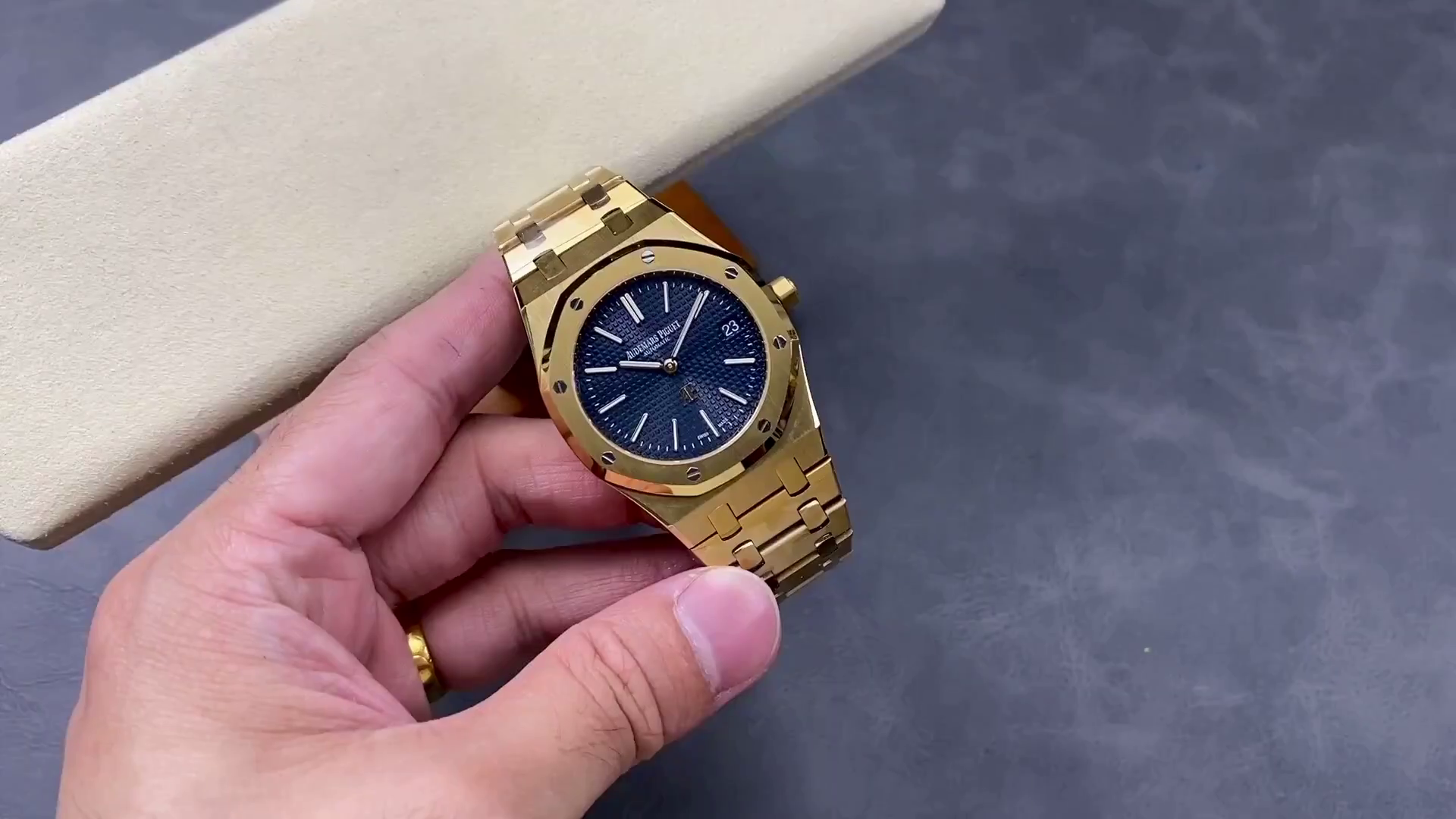 AP Royal Oak 15202BA.OO.1240BA.01 39mm 18K Yellow Gold Replica Extra-Thin Watch - QualitySwissReplica