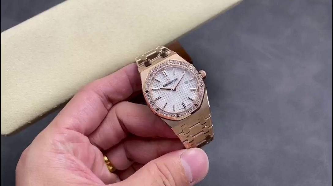 AP Royal Oak Quartz 67651OR.ZZ.1261OR.01 33 Diamond-Set 1:1 Clone - QualitySwissReplica