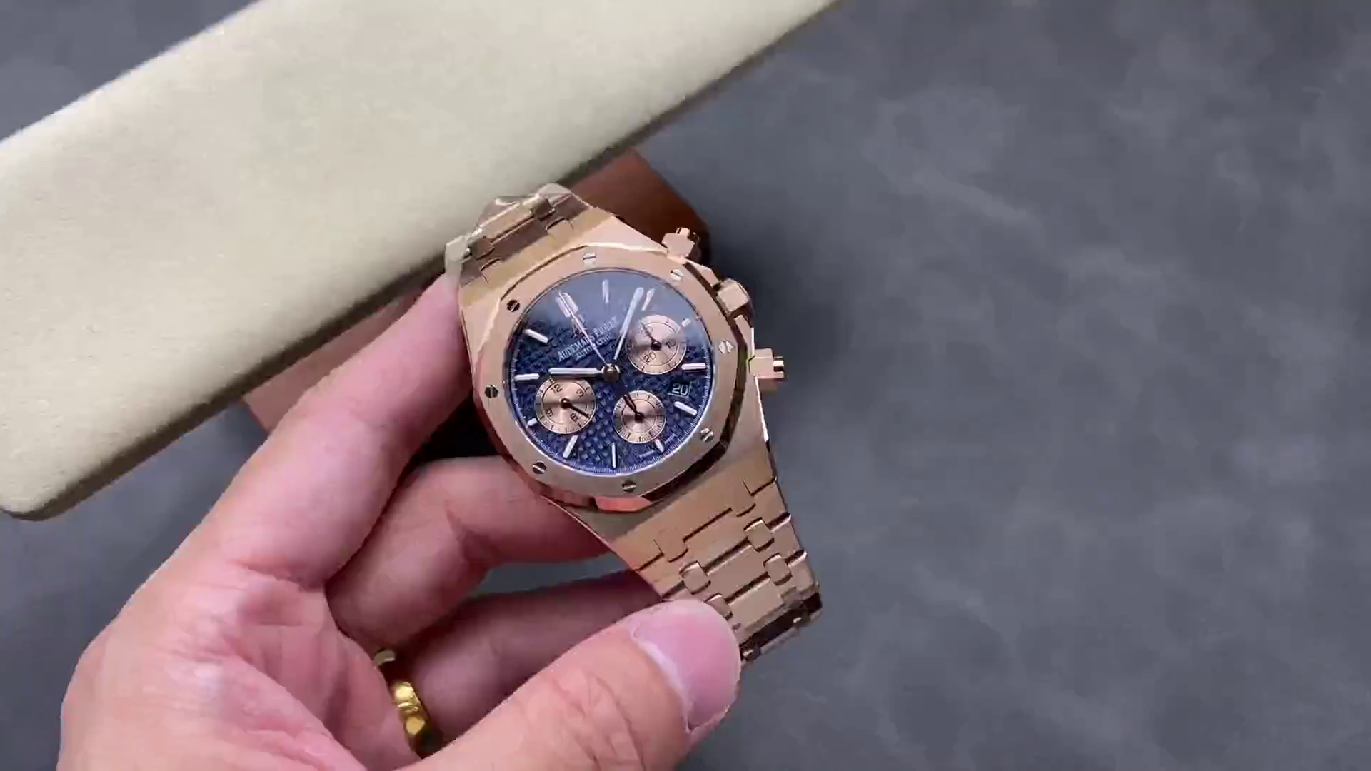 AP Royal Oak Chronograph Rose Gold 26331OR.OO.1220OR.01 Replica 41 Luxury Watch - QualitySwissReplica