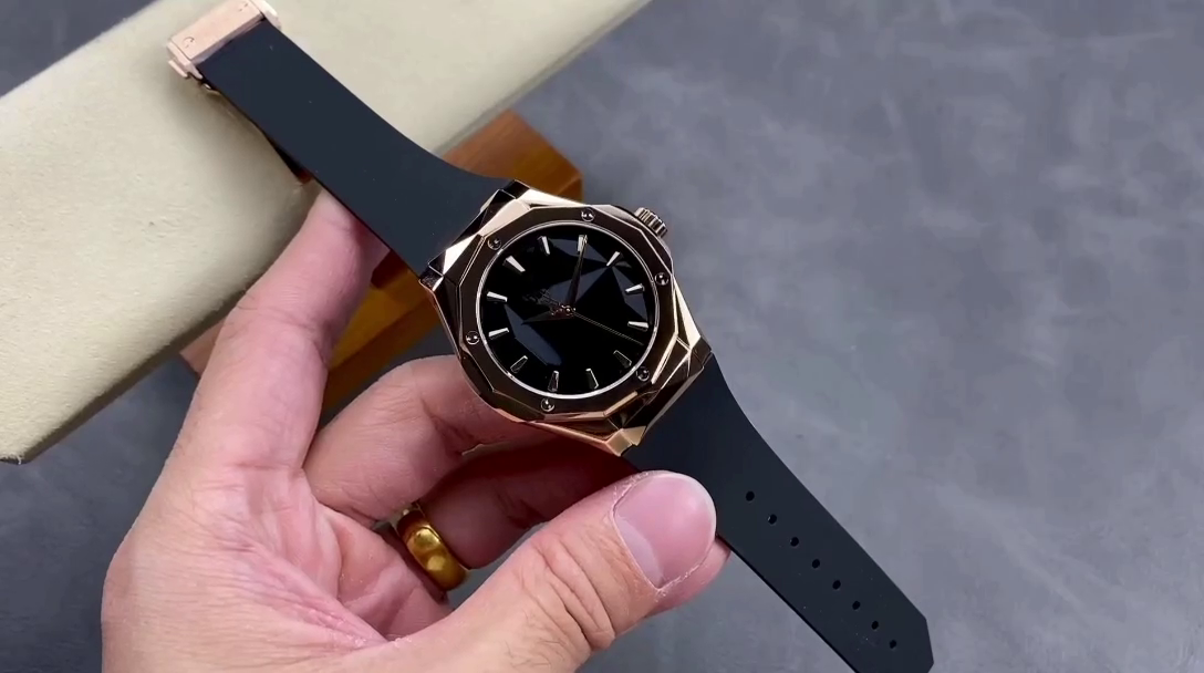 Hublot Classic Fusion 550.OS.1800.RX.ORL19 40 mm - QualitySwissReplica