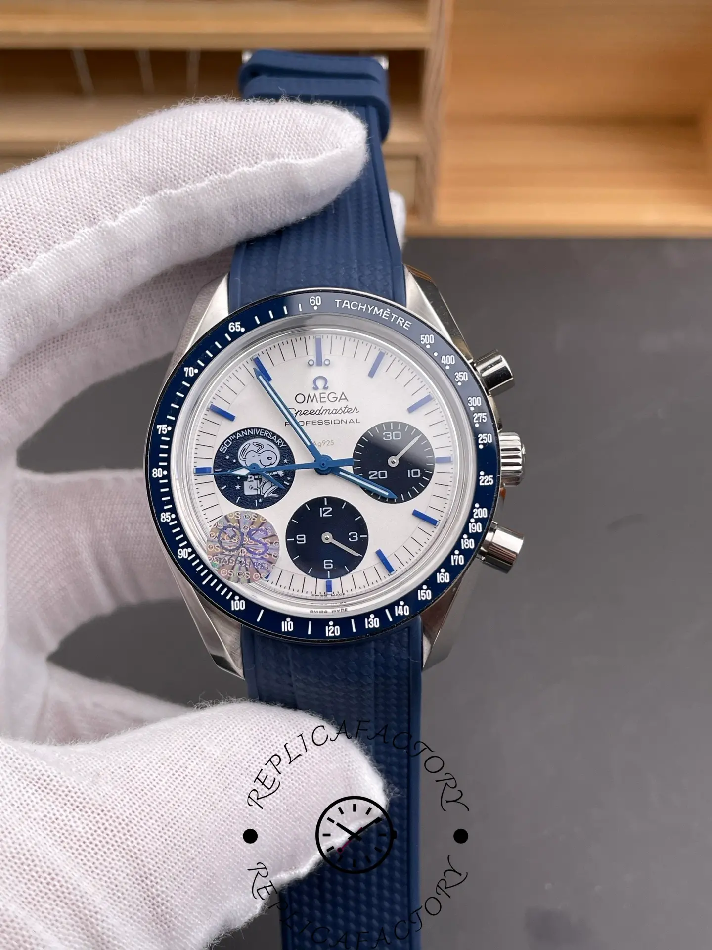 1:1 Clone Omega Speedmaster Silver Snoopy Award 310.32.42.50.02.001 - QualitySwissReplica