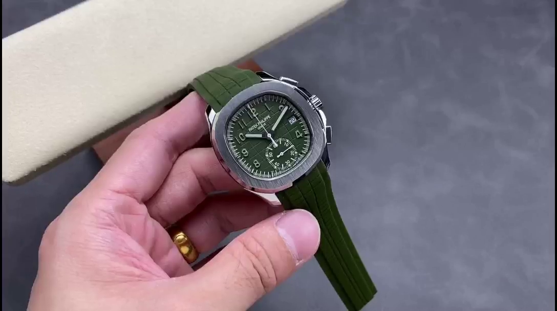 Replica Patek Philippe Aquanaut 5968A 010 42mm Mens Watch - QualitySwissReplica