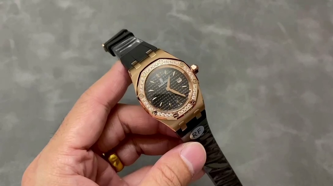 AP Royal Oak Ladies Diamond Replica 67621OR.ZZ.D080CA.01 Black Rubber - QualitySwissReplica