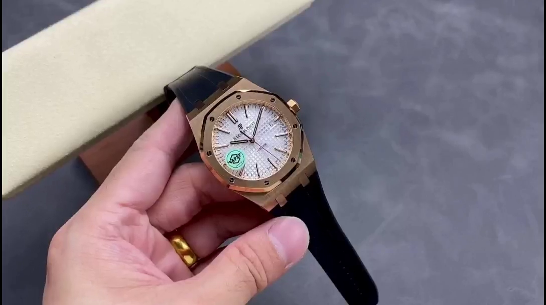 AP Royal Oak Replica 37 Rose Gold 15450OR.OO.D088CR.01 Rubber Strap - QualitySwissReplica