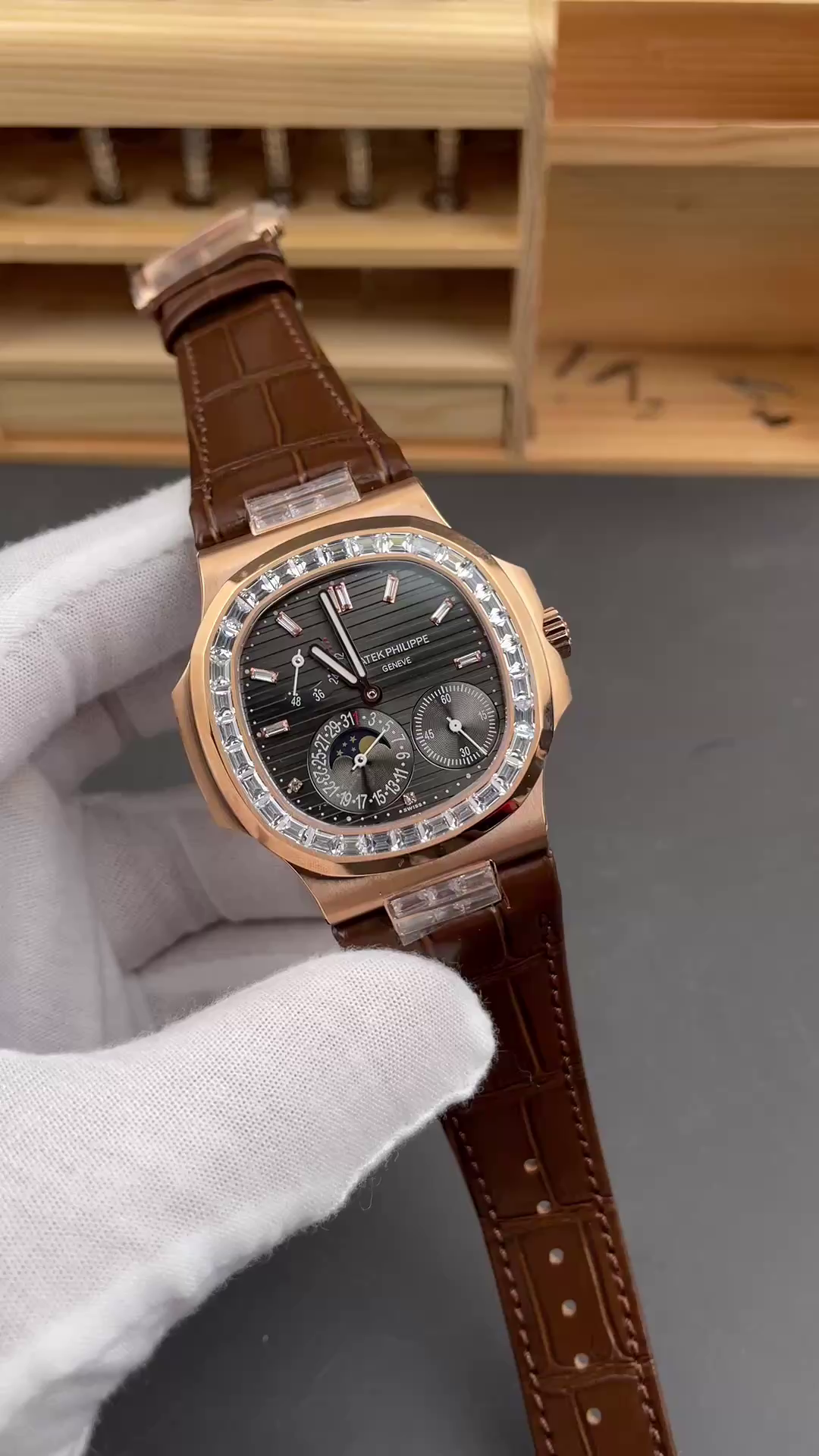 Replica Patek Philippe Nautilus 5724 001 40mm Mens Watch - QualitySwissReplica