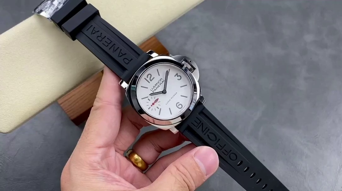 Panerai PAM01342 Luminor Replica White Dial Men's Watch Black Rubber Strap - QualitySwissReplica