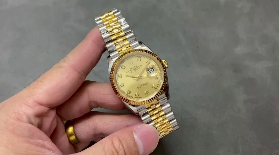 Rolex Datejust 126233 Champagne Diamond Dial Fluted Bezel 36MM Unisex Replica Watch - QualitySwissReplica