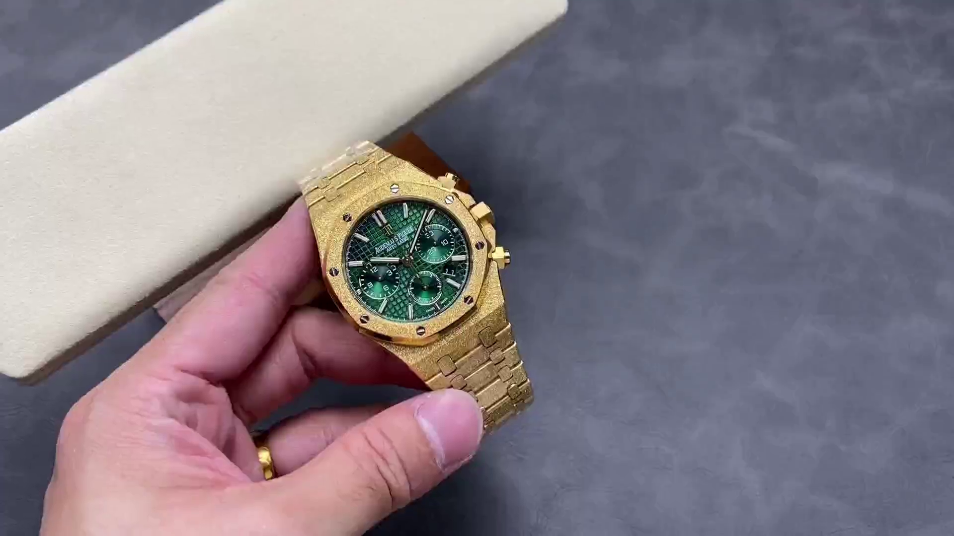 AP Royal Oak Chronograph 41 26331BA.OO.1220BA.02 Replica Frosted Gold - QualitySwissReplica