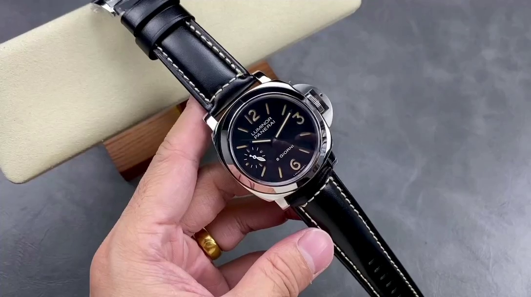 Panerai PAM00915 Replica Luminor Base 8 Giorni 44mm Black Dial - QualitySwissReplica