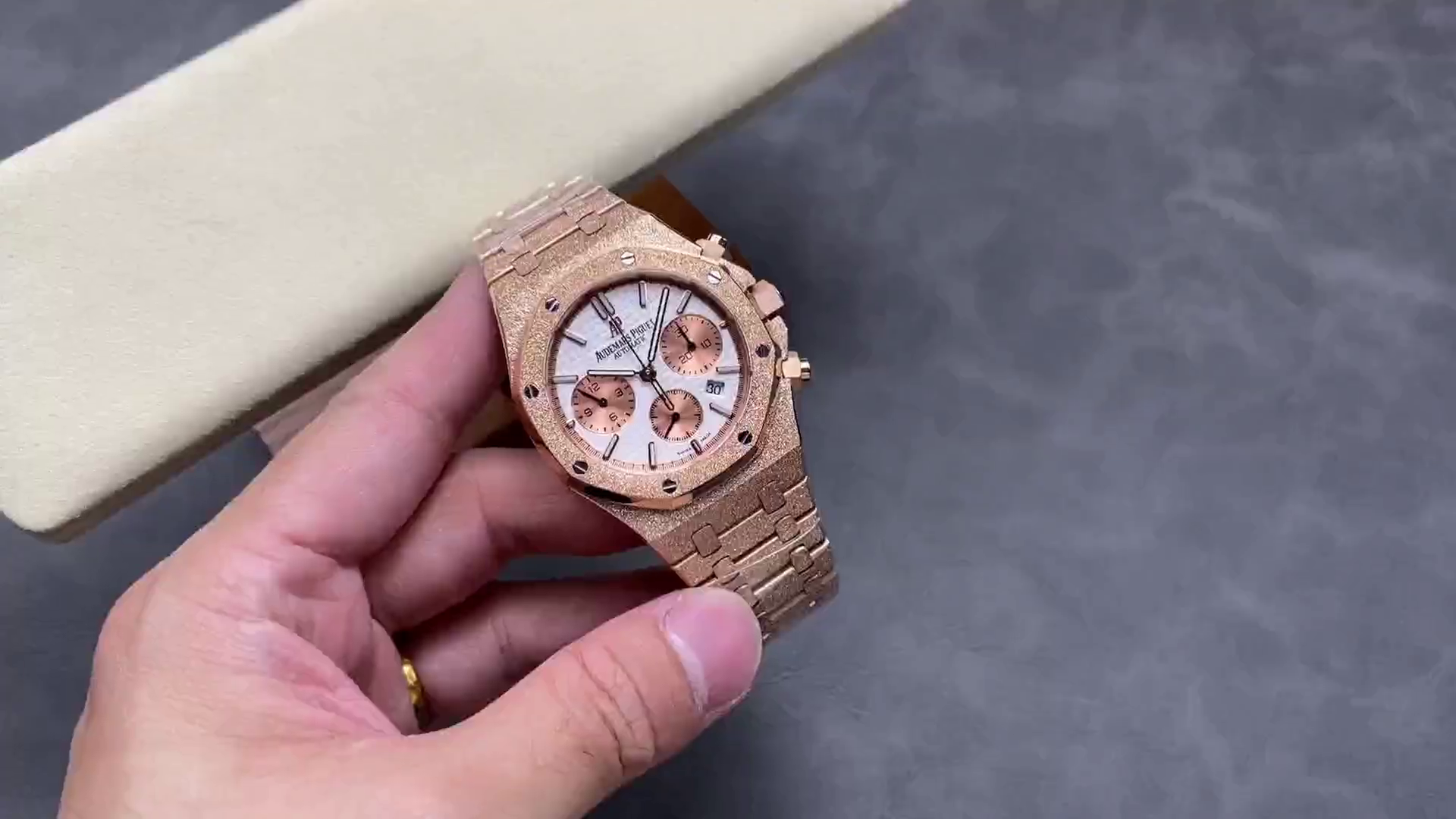 Replica AP Royal Oak Frosted Rose Gold 26239OR.GG.1224OR.01 41mm Silver Dial - QualitySwissReplica
