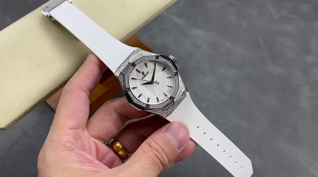 Hublot Classic Fusion 550.NS.2200.RW.1604.ORL20 40mm - QualitySwissReplica