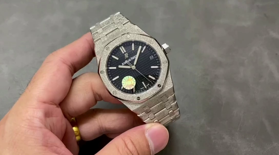 AP Royal Oak 15454BC.GG.1259BC.03 Black Dial Replica 37 Frosted White Gold - QualitySwissReplica