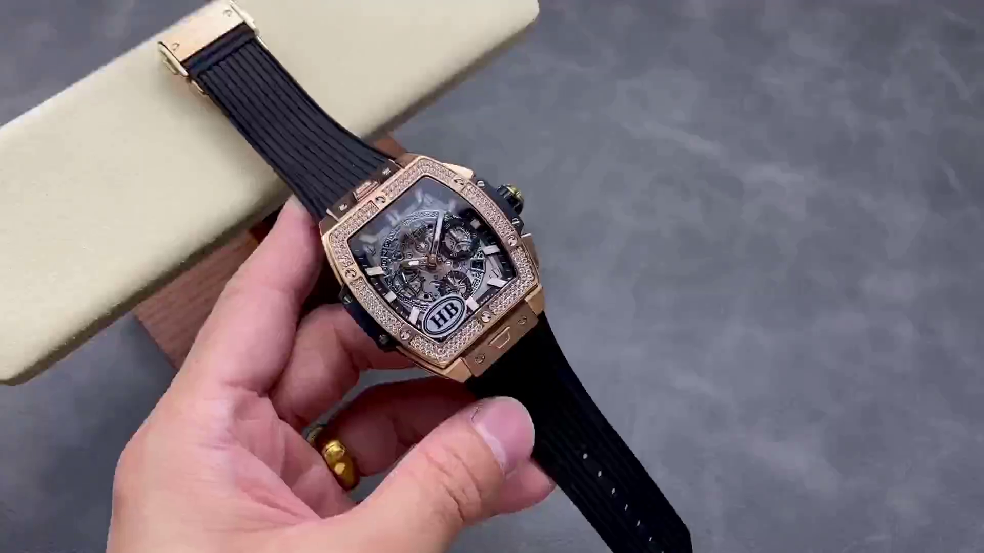 Hublot Spirit of Big Bang King Gold Diamonds 42 mm 642.OX.0180.RX.1104 - QualitySwissReplica