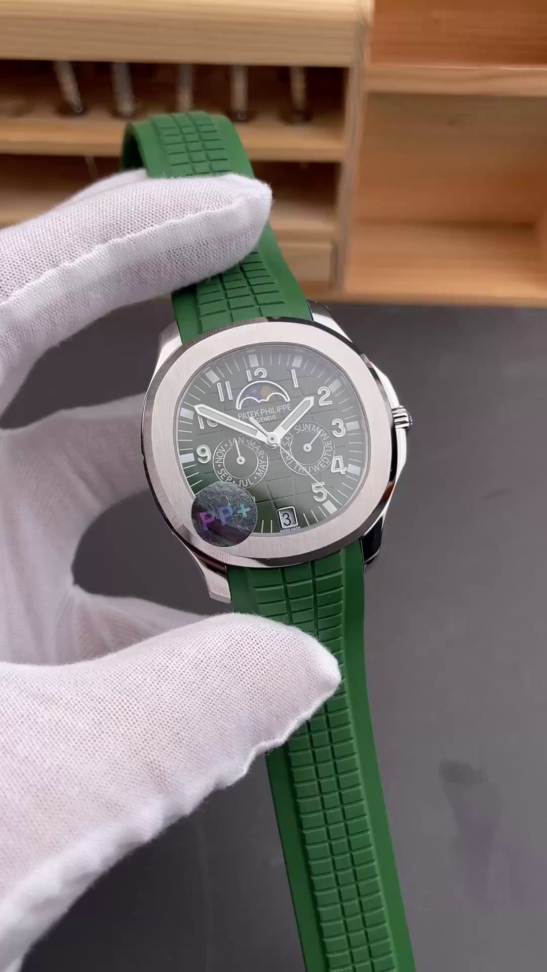 Patek Philippe Aquanaut 5261R Replica Green Dial Annual Calendar - QualitySwissReplica