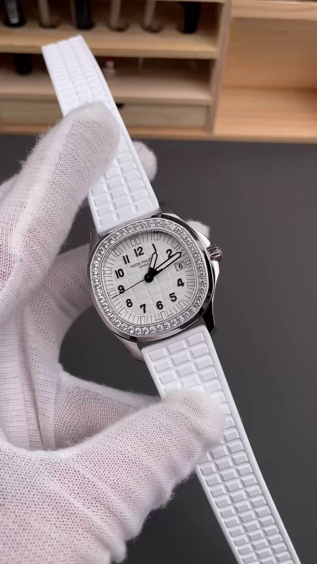 Replica Patek Philippe Aquanaut White 5067A 024 36mm Lady Watch - QualitySwissReplica