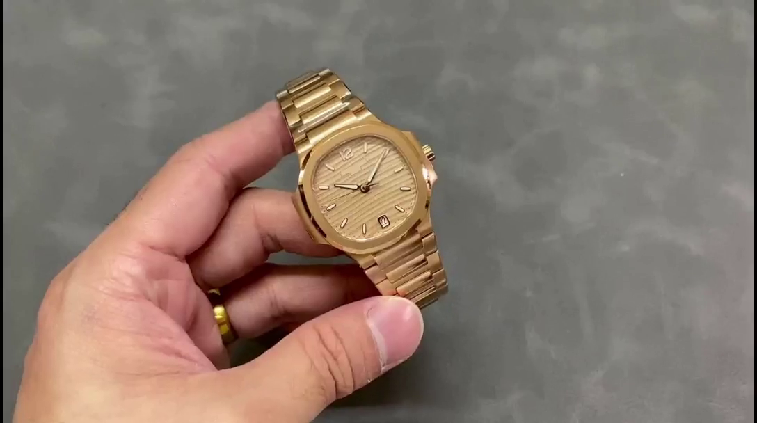 Replica Patek Philippe Nautilus 7118 1R 010 40mm Mens Watch - QualitySwissReplica