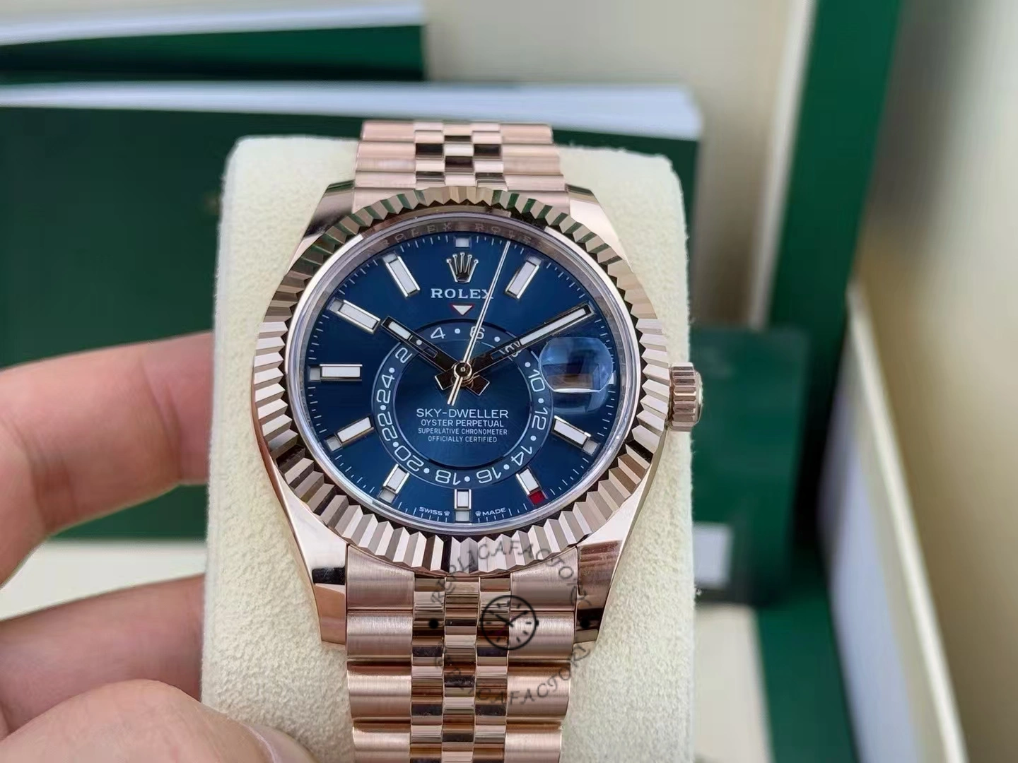 Rolex Sky Dweller 42 Everose Gold Blue Green Dial m336935 0005 Men's Watch - QualitySwissReplica