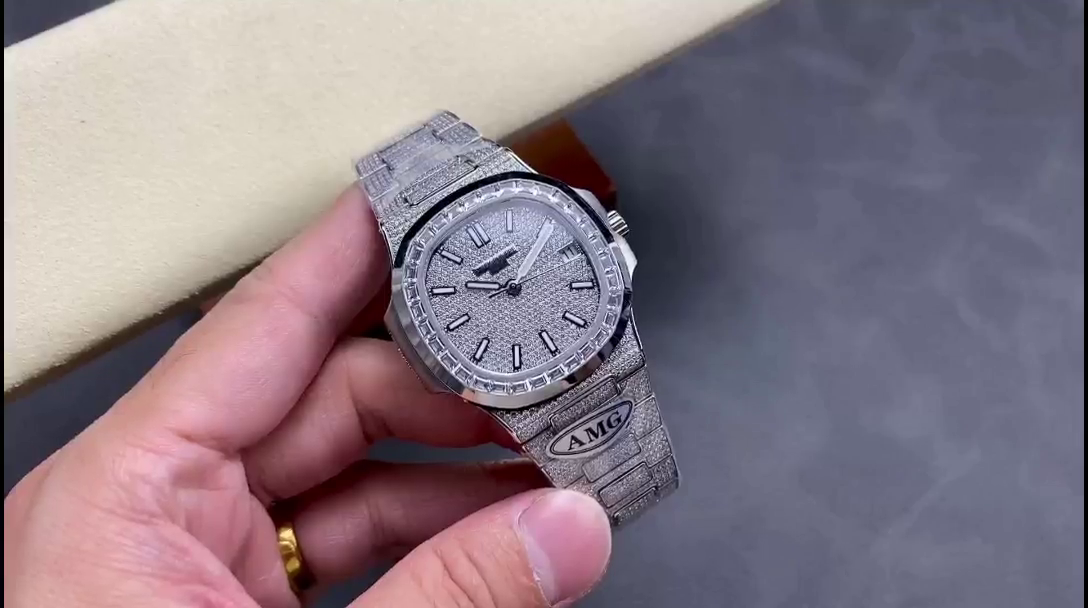 Patek Philippe Nautilus Diamond 5711 40mm & 35mm Replica Watch - QualitySwissReplica