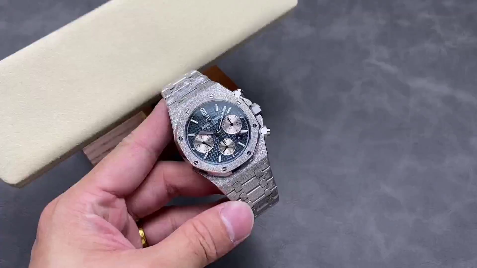 AP Royal Oak Chronograph 41 Frosted White Gold 26331BC.GG.1224BC.02 1:1 Clone - QualitySwissReplica