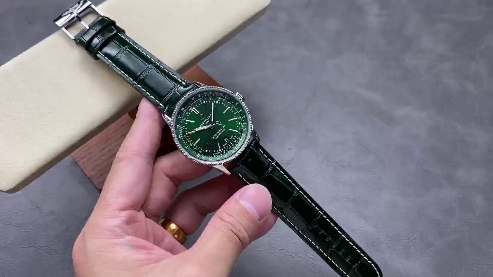 Breitling Navitimer Automatic 41 Replica A17326361L1P1 Green Leather Strap - QualitySwissReplica
