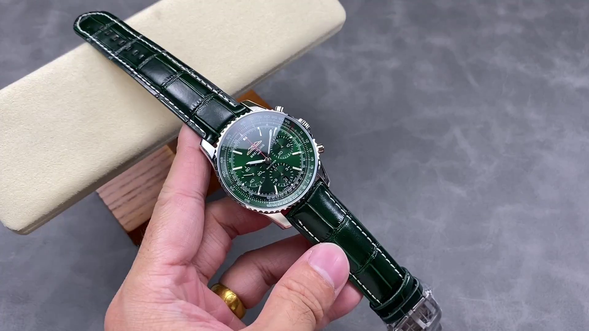 Breitling Navitimer B01 Chronograph AB01382B1L1P1 43mm Green Strap Replica - QualitySwissReplica