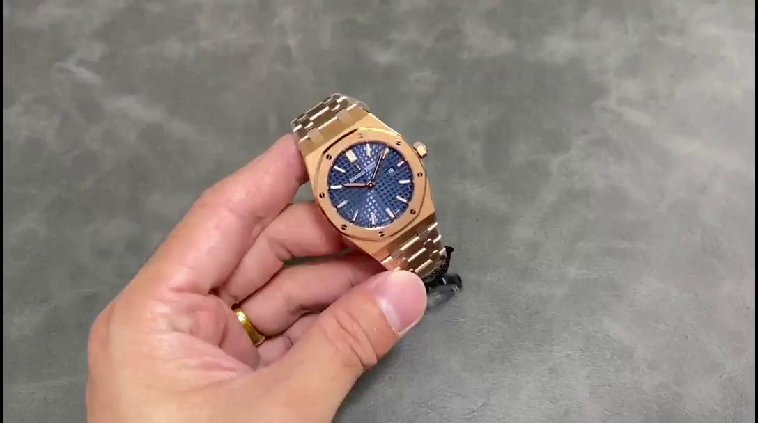 Replica AP Royal Oak 41 Automatic Blue Dial 15500OR.OO.1220OR.01 - QualitySwissReplica