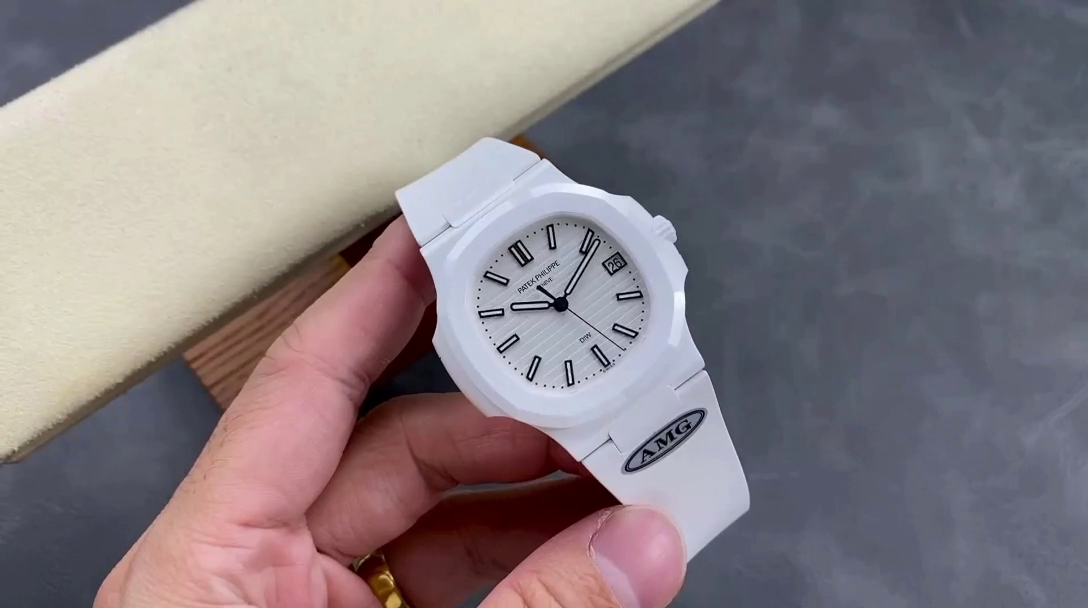 Patek Philippe Nautilus White Dial 5711 40MM Replica Watch - QualitySwissReplica