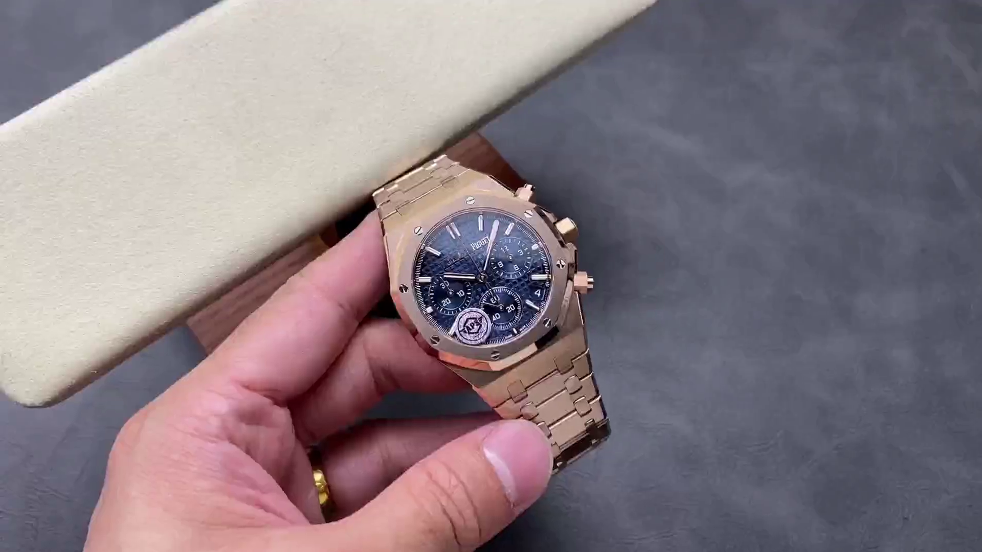 AP Royal Oak 26240OR.OO.1320OR.01 Full Rose Gold Replica 41mm Blue Dial - QualitySwissReplica